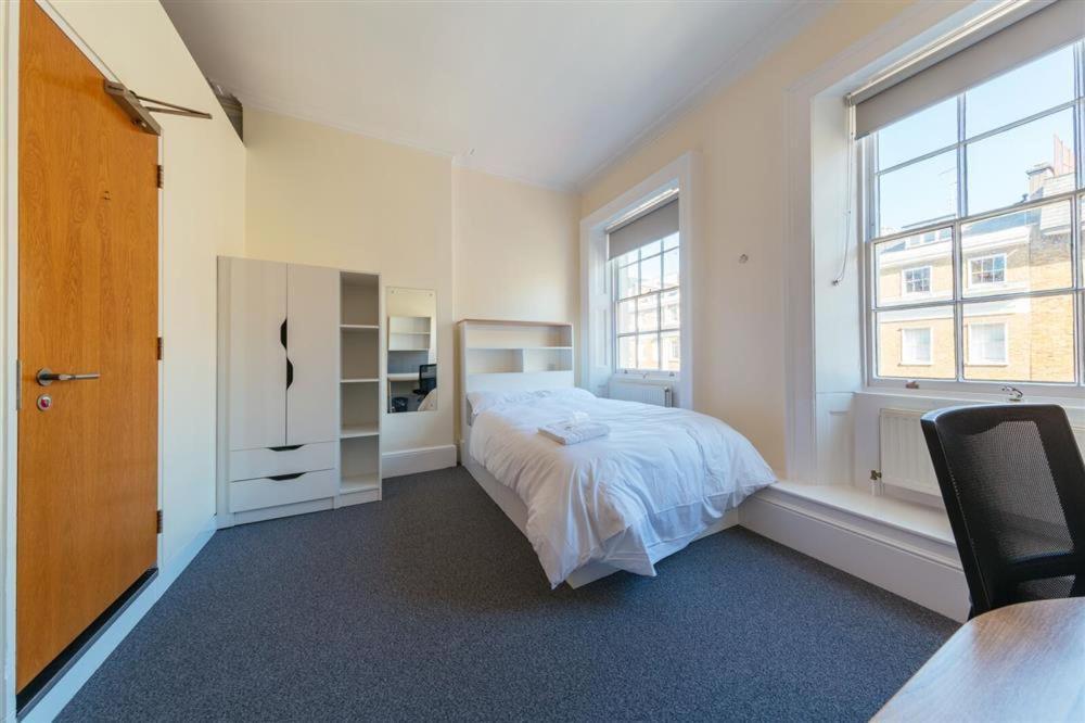 John Adams Hall London Luaran gambar
